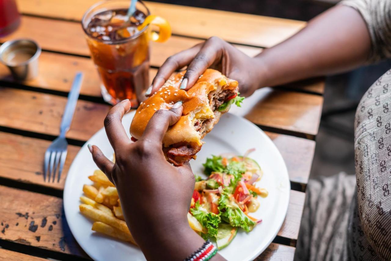 Bushpig Backpackers Pansiyon Kampala Dış mekan fotoğraf