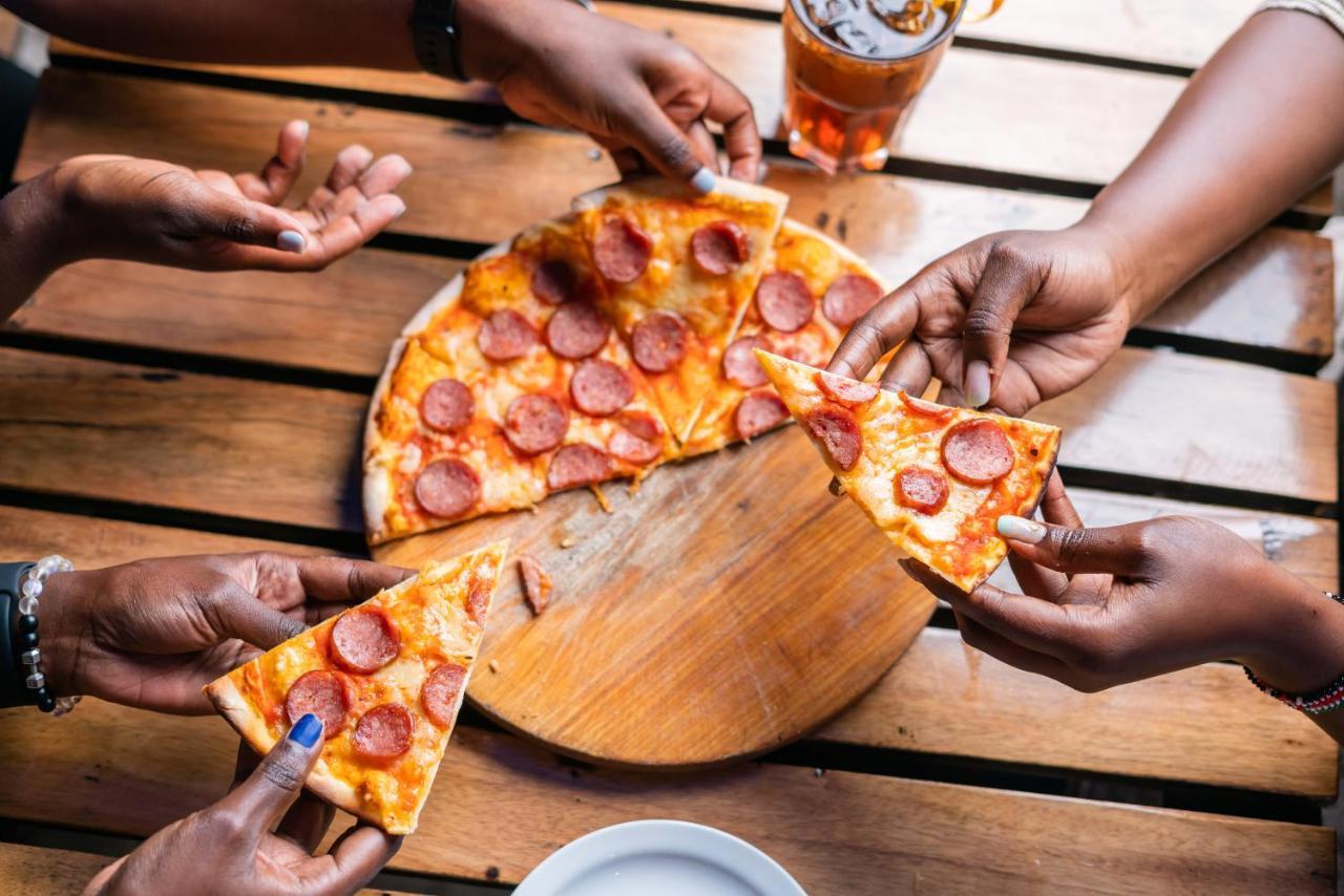 Bushpig Backpackers Pansiyon Kampala Dış mekan fotoğraf