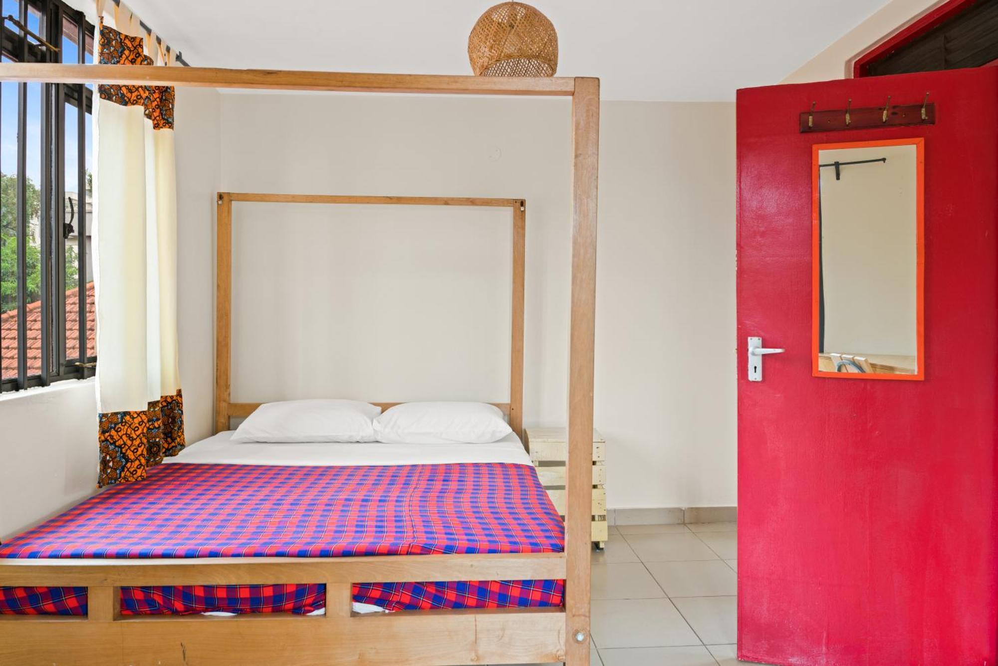 Bushpig Backpackers Pansiyon Kampala Dış mekan fotoğraf