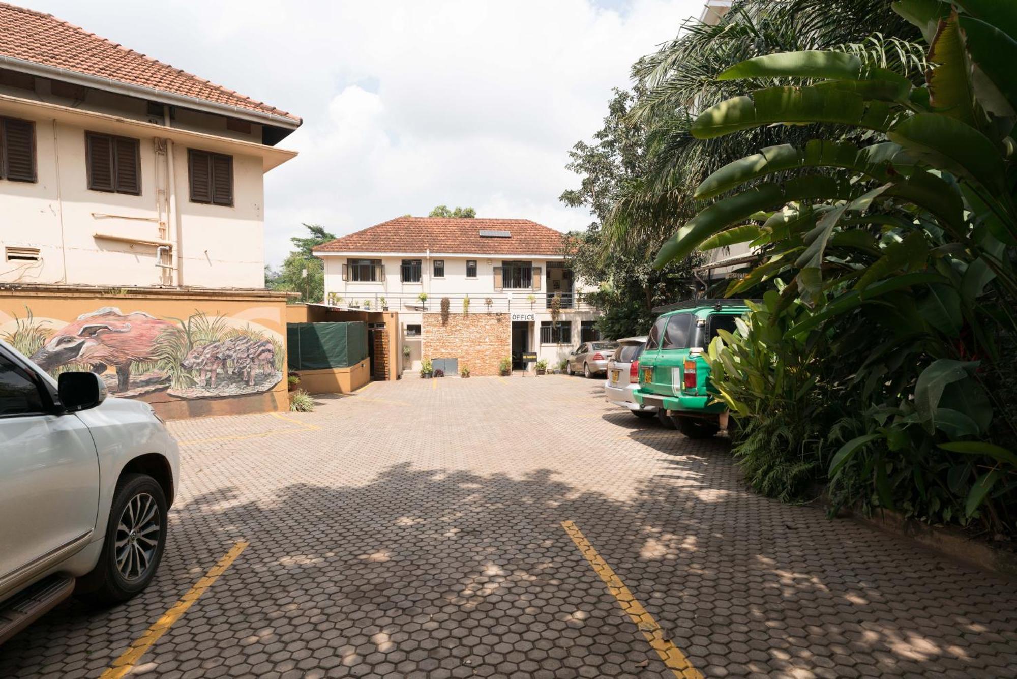 Bushpig Backpackers Pansiyon Kampala Dış mekan fotoğraf