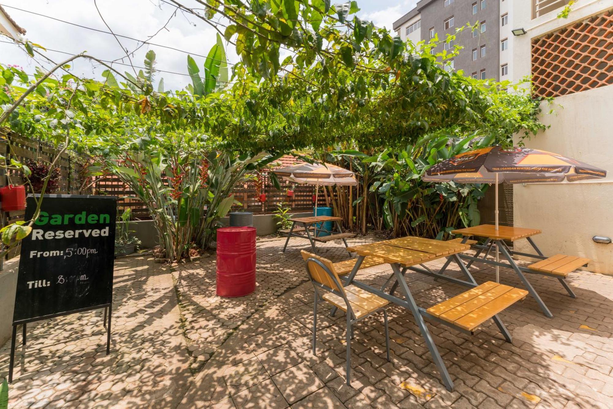 Bushpig Backpackers Pansiyon Kampala Dış mekan fotoğraf