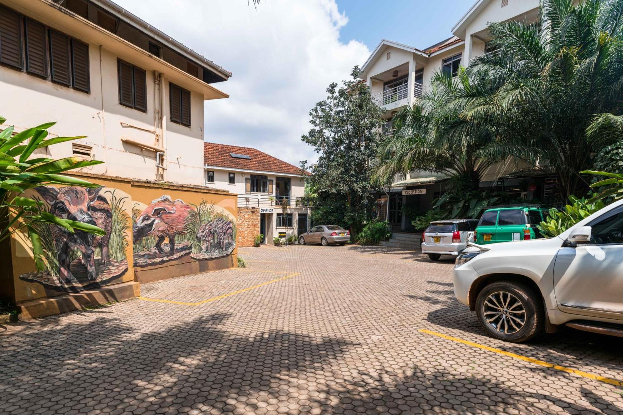 Bushpig Backpackers Pansiyon Kampala Dış mekan fotoğraf