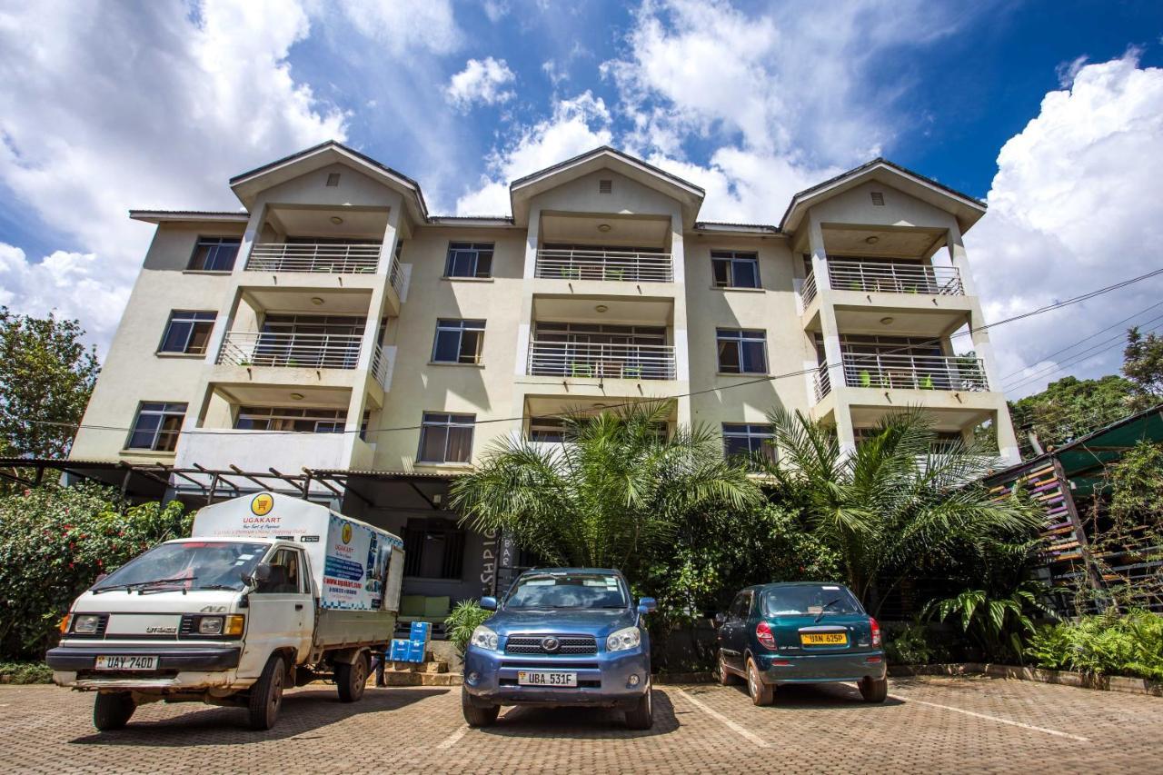 Bushpig Backpackers Pansiyon Kampala Dış mekan fotoğraf